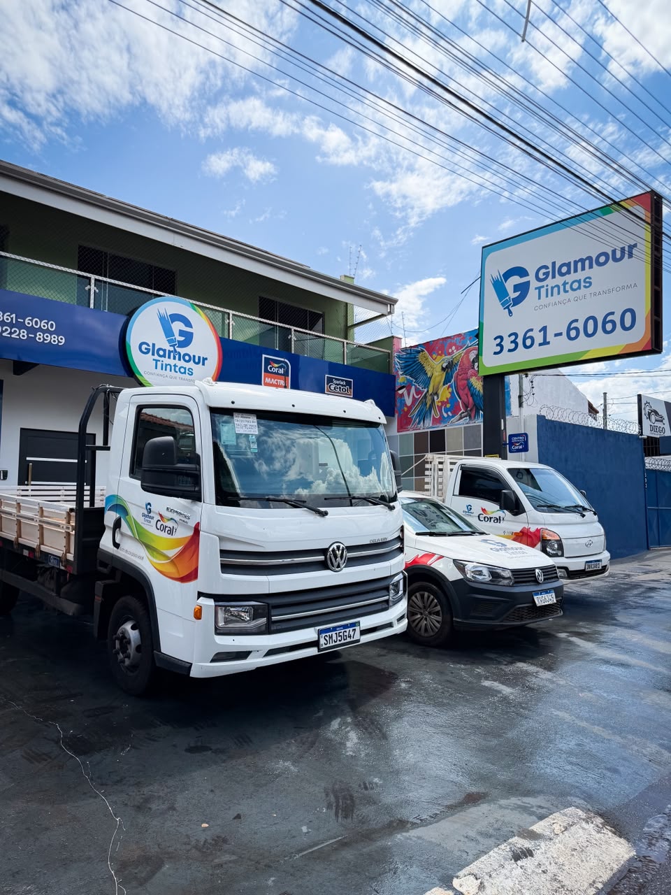 Caminhões de entrega da Glamour Tintas